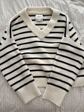 Abercrombie & Fitch Cream and Black Striped V-Neck Pullover